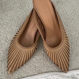 Beige Laser-Cut comfort heel size 6